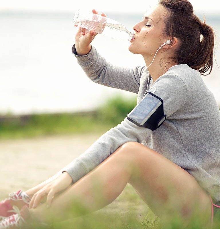 Sportlerin trinkt Wasser